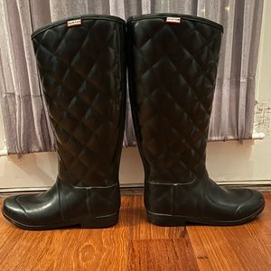 EUC Hunter black quilted boots
